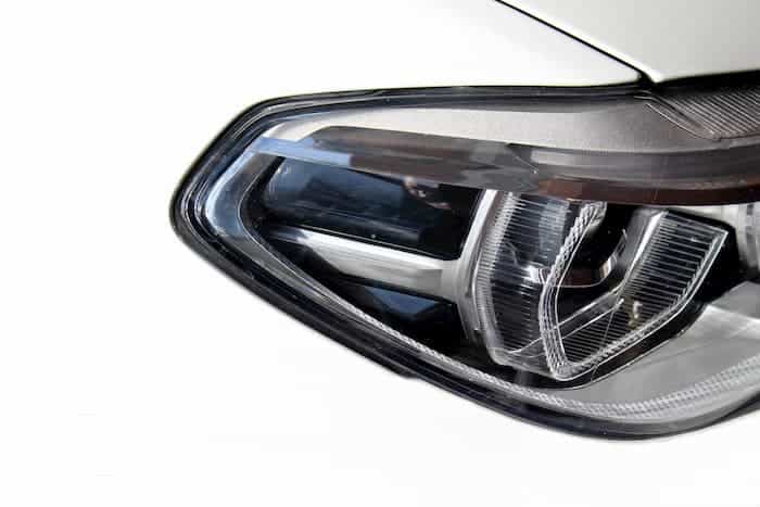 Differences between standard and adaptive headlights
