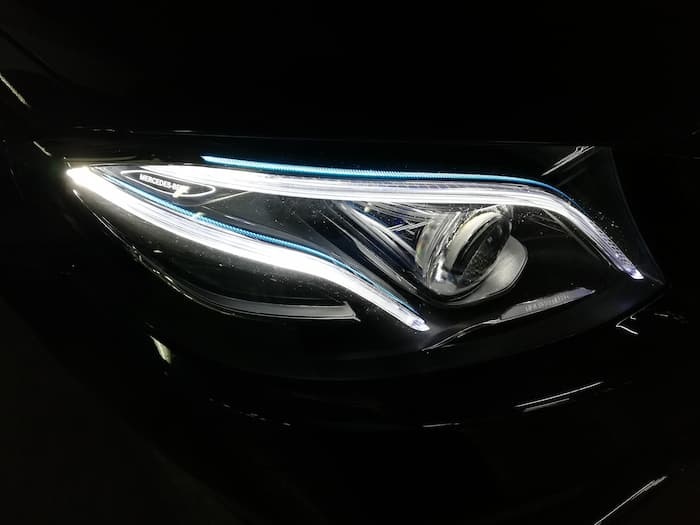 Step by step to replace a Mercedec-Benz car headlight