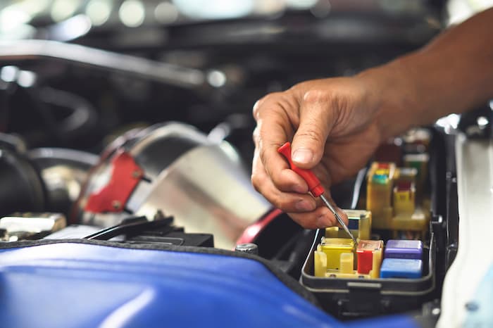 How to test a car fuse box for a current
